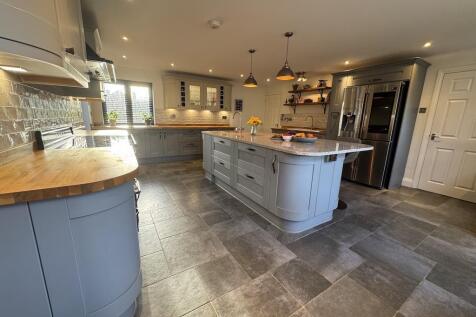 4 - Kitchen to front.jpg