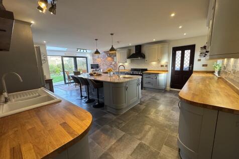 7 - Kitchen.jpg