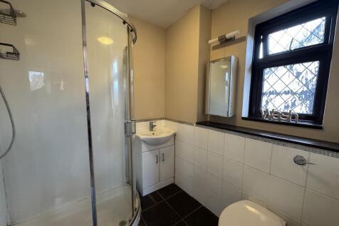 17 - En-Suite 1.jpg