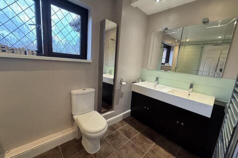 23 - Family Bathroom.jpg