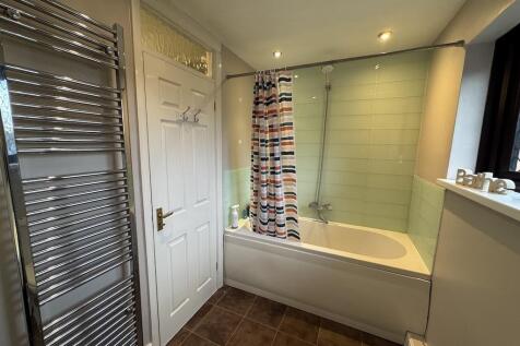 24 - Family Bathroom..jpg