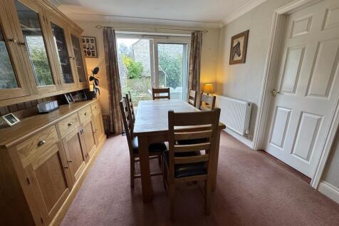 14 - Dining area.jpg
