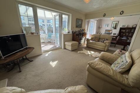 4 - Lounge to Conservatory.jpg
