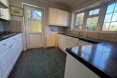 5 - Kitchen.jpg