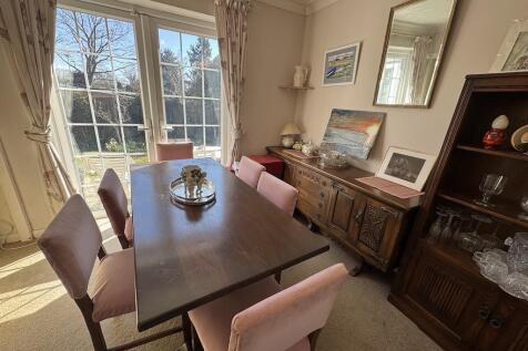 8 - Dining area.jpg