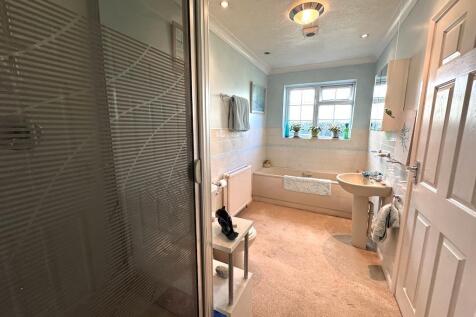 16 - Bathroom.jpg