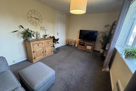 7 - Lounge to Kitchen.jpg