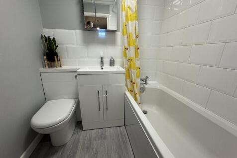 8 - Bathroom.jpg