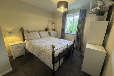 10 - Bedroom.jpg