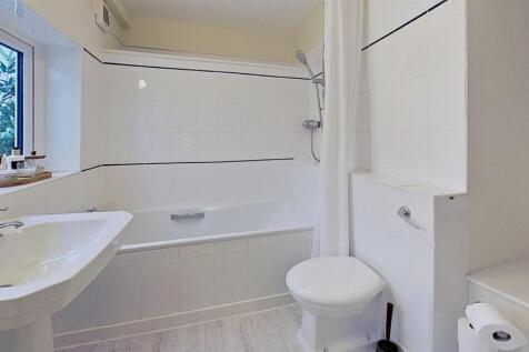 flat-1-9-10-Victoria-Parade-Bathroom.jpg