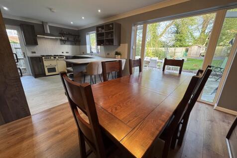 8 - Dining area to Kitchen.jpg