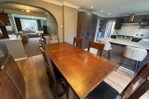 9 - Dining to Lounge.jpg