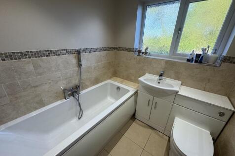 18 - Bathroom.jpg