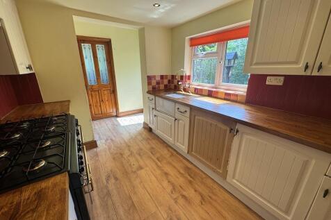 10 - Kitchen (1).jpg