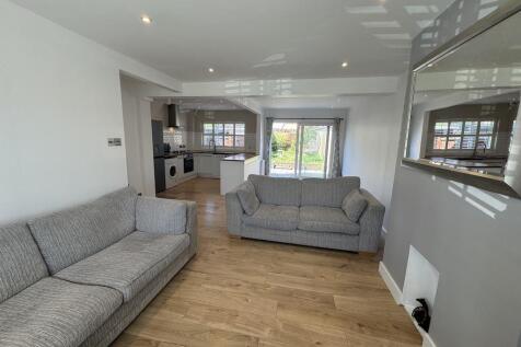 5 - Lounge to rear.jpg