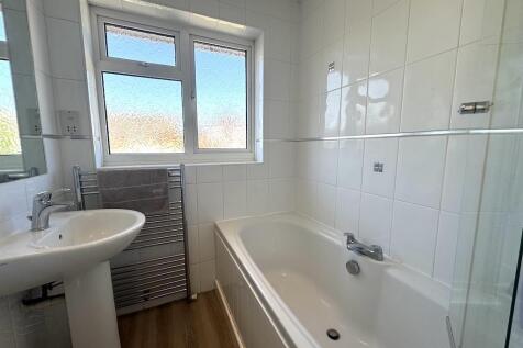15 - First Floor - bathroom.jpg