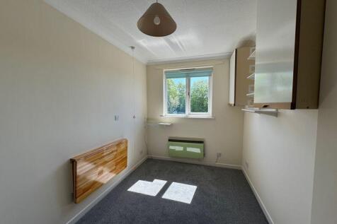 Bedroom 2/Study