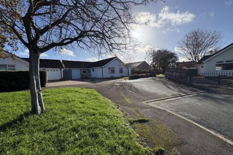 FRONT FROM CUL DE SAC