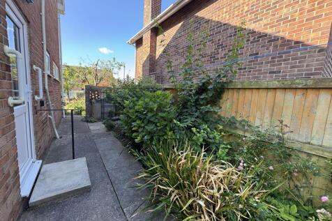 Side garden/path