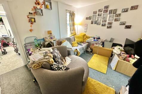 Flat 1- Living room.jpg
