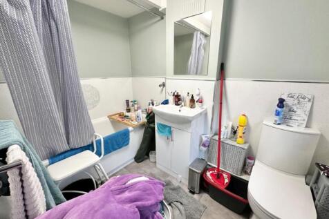 Flat 1 - bathroom.jpg