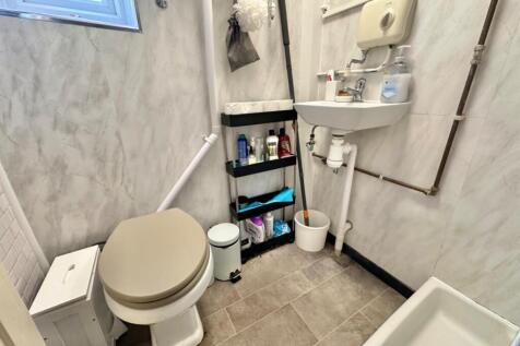 Flat 3 Shower Room.jpg