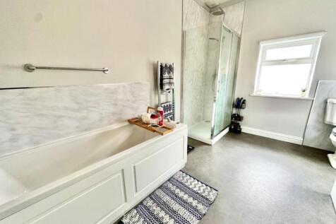 Top Floor Bathroom.jpg