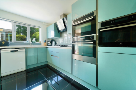 Kitchen Facing Garden.png