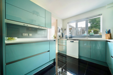 Kitchen Facing Rear Garden.png