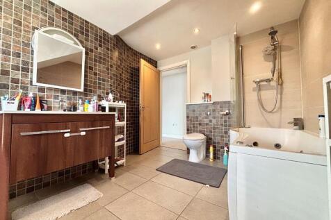 Flat 5 14 Fernhill Bathroom.jpg