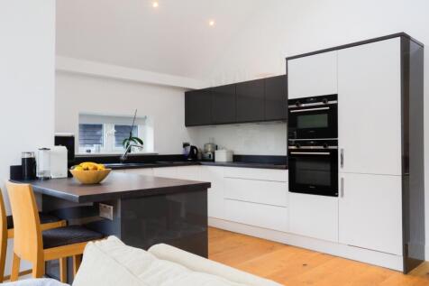 4 Woodlands View ...