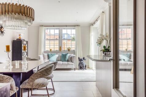 12A Kingswood 325...