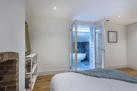 Principal bedroom...