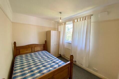 Bedroom (back)
