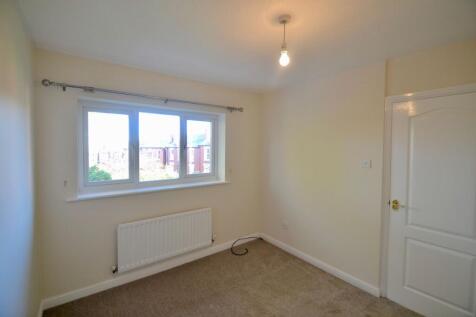 Bedroom (back)