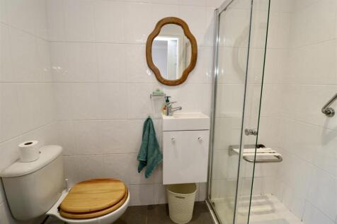 EN-SUITE SHOWER ROOM