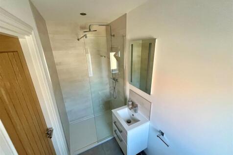 lloyd ensuite.jpg