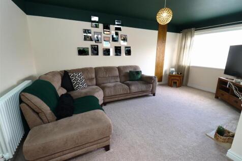 86 Bellazsize - New Lounge Pic.JPG