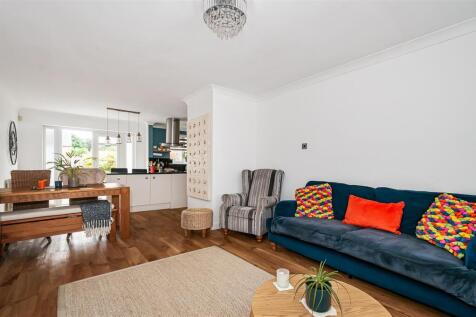 OPEN PLAN BREAKFAST KITCHEN/DINING/LIVING ROOM