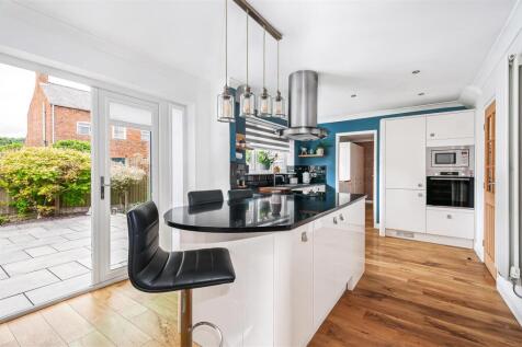 OPEN PLAN BREAKFAST KITCHEN/DINING/LIVING ROOM