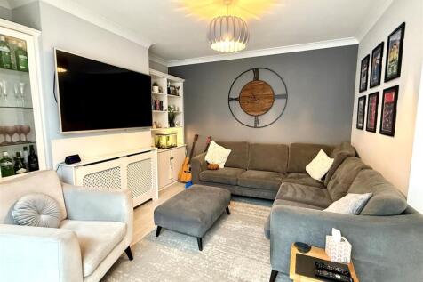 72 Elloughton Family Room.jpg