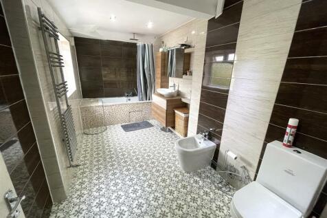 Family Bathroom 1.JPG