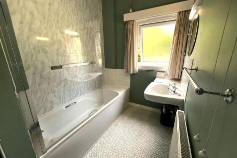 Bathoom 2.JPG