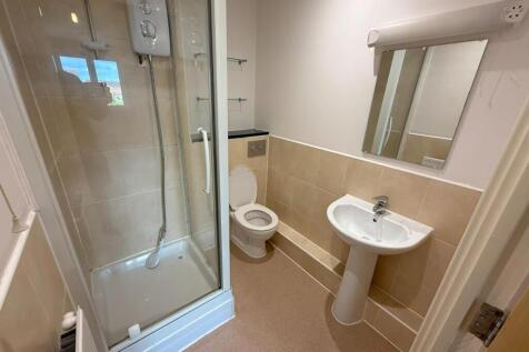 Master bedroom en-suite.jpg