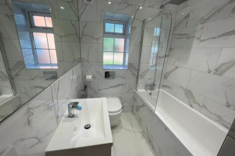 Bathroom (2).jpg