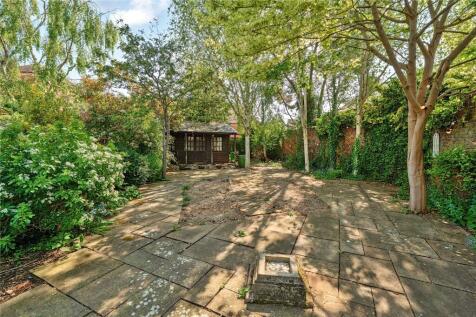 Garden &amp; Summerhouse