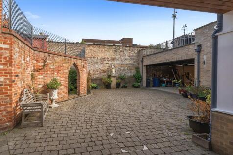 Courtyard &amp; Garaging