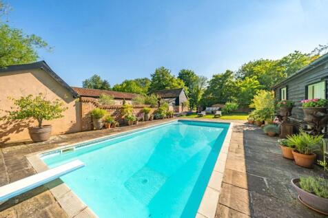 Pool &amp; Outbuildings