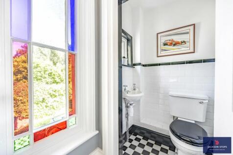 Landing Cloakroom