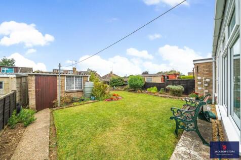 Garage &amp; Rear Garden